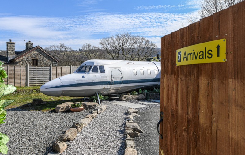 Un avion privat din anii '70 a fost transformat într-un loc de cazare cu două dormitoare. Cum arată Airbnb-ul în care s-au investit peste 100.000 de euro