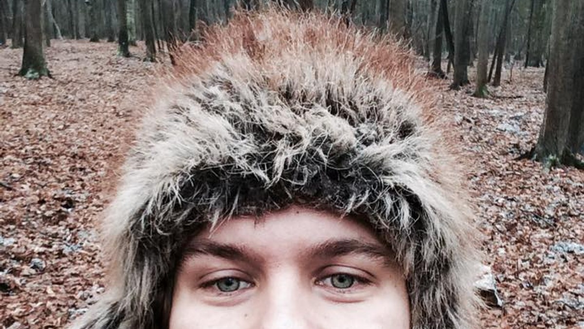 Radu Almășan de la Bosquito își face un selfie cu o căciulă de blană pe cap