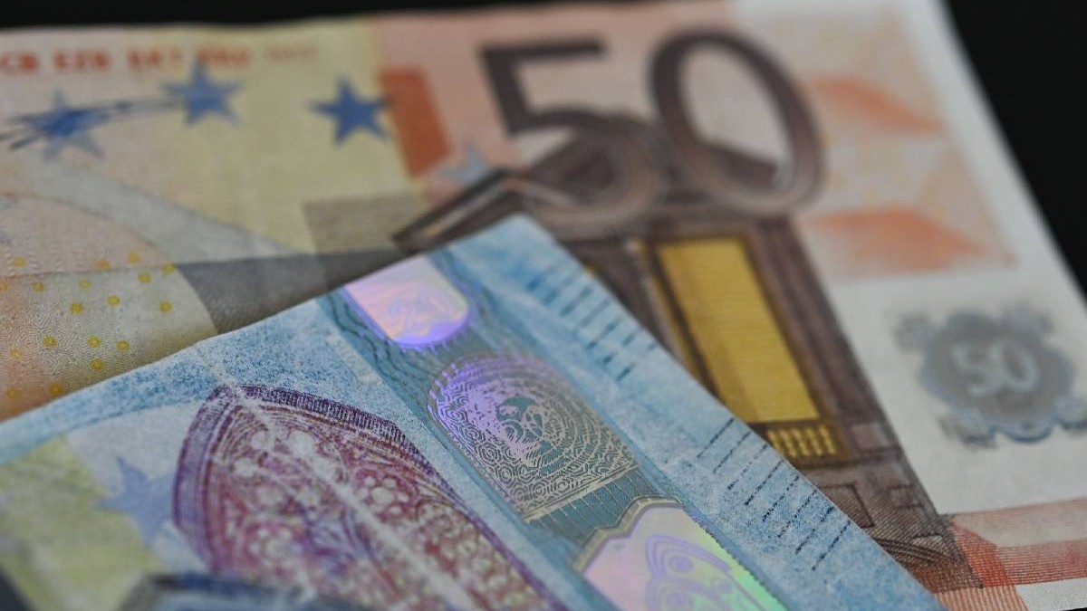 bancnote de 50 de euro, așezate pe un birou și fotografiate de aproape