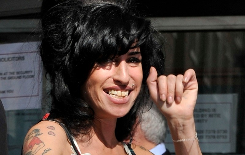 Amy Winehouse s-a apucat de scris poezii