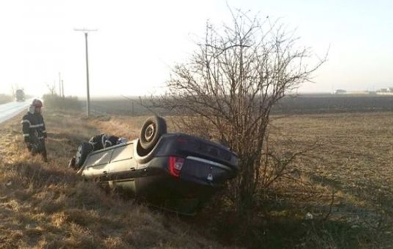 Un bătrân de 86 de ani s-a răsturnat cu mașina. A ieșit singur din vehicul și a refuzat internarea