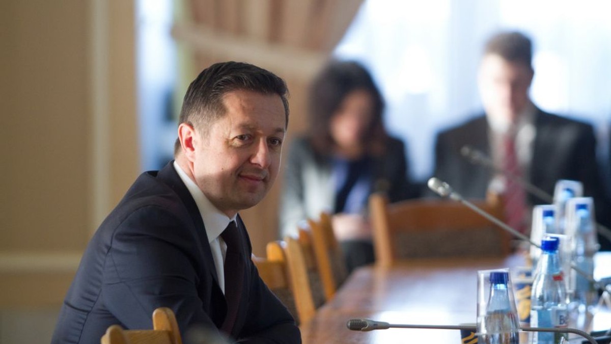 O instanță a decis: ANPC a intervenit în favoarea băncilor, împiedicându-și angajații să le controleze. Direct vizat, senatorul PSD Marius Dunca face apel. Marius Dunca în costum la o masă