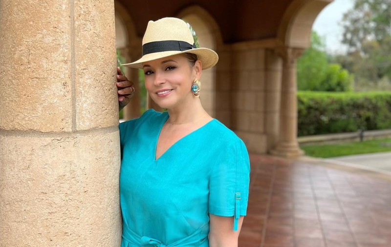 Cum arată Andreea Marin în costum de baie. Vedeta se relaxează la piscină, în America, citind despre sănătate și longevitate