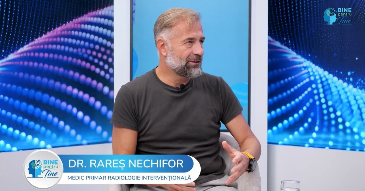 Dr. Rareș Nechifor in tricou negru cu maneca scurta