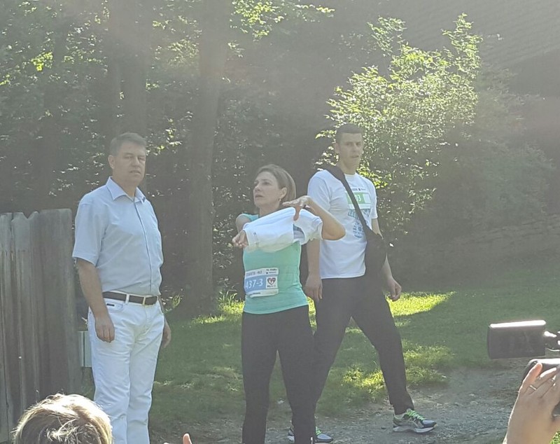 FOTO / VIDEO | Carmen Iohannis a alergat la SemiMaratonul Sibiului. Președintele a așteptat-o la linia de finnish