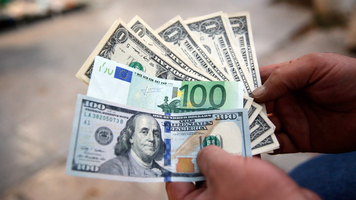 Curs BNR 8 iulie. Leul s-a depreciat în raport cu euro, dar a câștigat teren în raport cu dolarul american