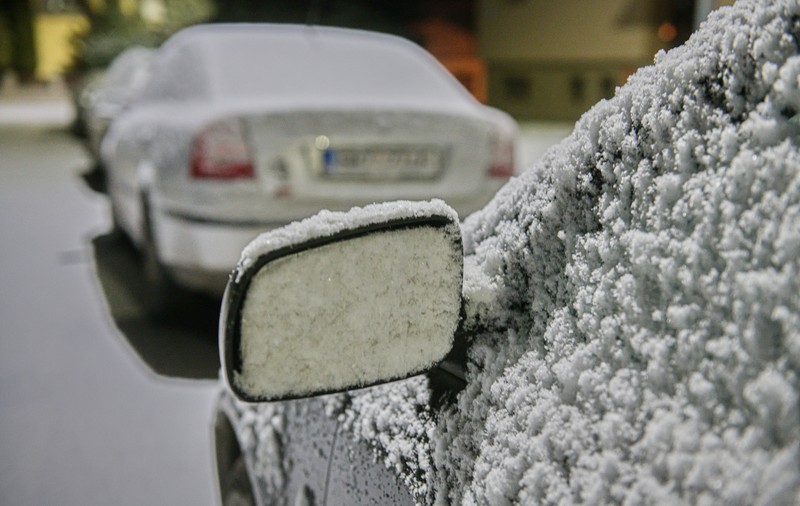 Șoferii sunt sfătuiți să pună șosete pe oglinzile mașinilor. Un expert explică de ce