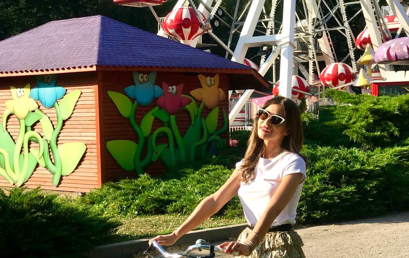 Prezentatoarea Cristina Mihaela Dorobanțu înlocuiește mașina cu bicicleta. Face și 30 km pe zi