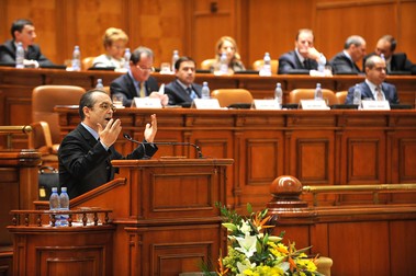 Premierul Emil Boc, la dezbaterea și votarea moțiunii de cenzură „11 împotriva României” inițiată de PNL și UDMR împotriva Guvernului Boc, în cadrul ședinței comune a Senatului și Camerei Deputaților. Foto: Agerepres
