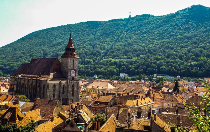 Biserica Neagră din Brașov-  a doua cea mai mare biserică din țară. Curiozități și program