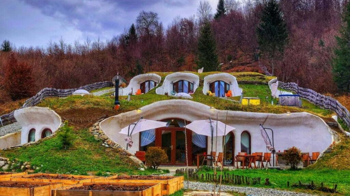 Un complex turistic unic, inspirat din universul „Stăpânul Inelelor”, este scos la vânzare în Porumbacu de Sus, la poalele Munților Făgăraș. Sursă foto Facebook/ Pensiunea „Dealul Verde” din Porumbacu de Sus