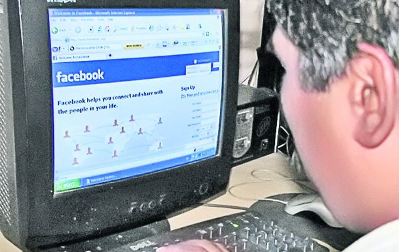 Bărbaţii sunt mai vulnerabili decât femeile în faţa atacurilor virtuale pe Facebook şi Twitter
