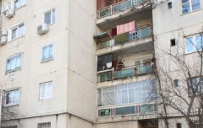 O femeie bolnavă de cancer s-a aruncat de la etajul cinci
