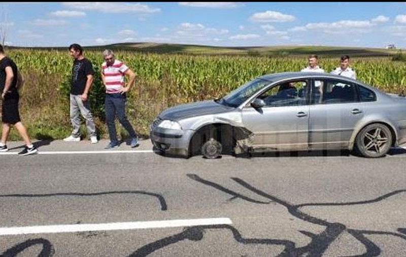 Roata unei mașini a sărit în mers, la Suceava. Cinci oameni au fost la un pas de o tragedie