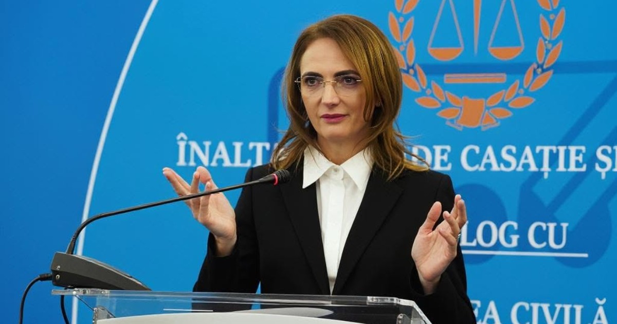 Lia Savonea, președinte al Înaltei Curți de Casație și Justiție, în timpul unei conferințe, vorbește la microfon și poartă un costum negru