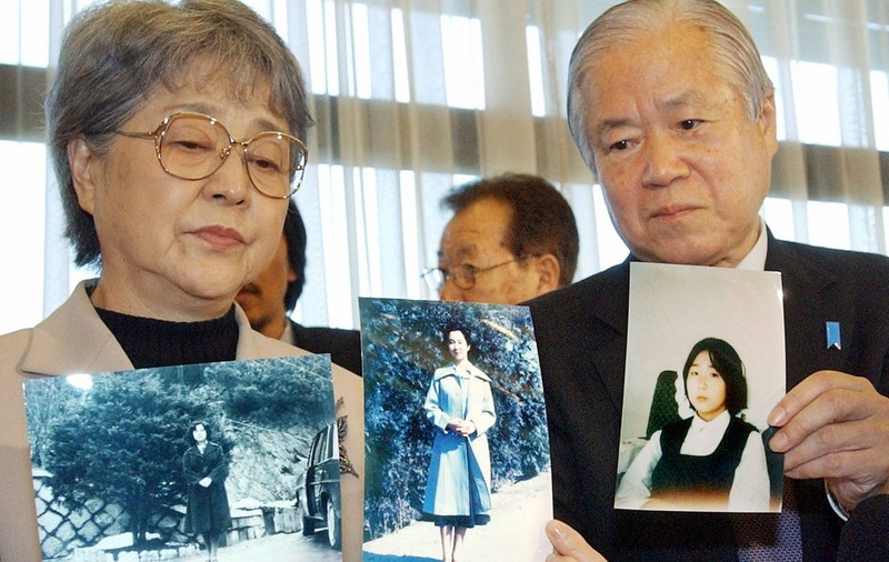 Răpită de pe plajă din Japonia și dusă în Coreea de Nord, unde a fost forțată să instruiască spioni. Soarta fetiței pe care mama încă o așteaptă acasă, chiar și după 44 de ani