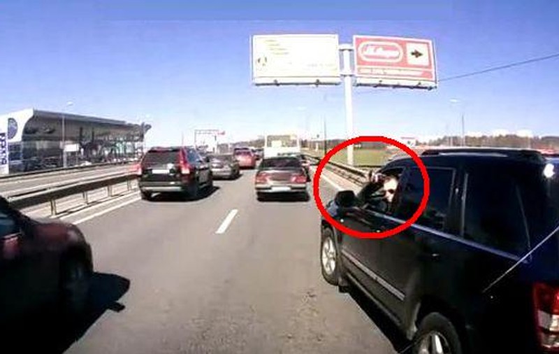 Cum rogi un participant la trafic să te lase să intri? Cu pistolul...