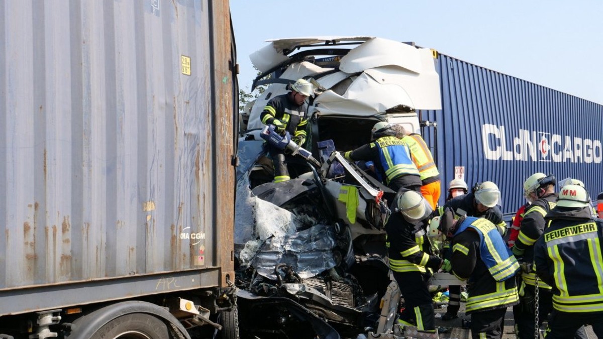 Patru români au murit în Germania, după ce microbuzul în care se aflau a fost strivit între două TIR-uri
