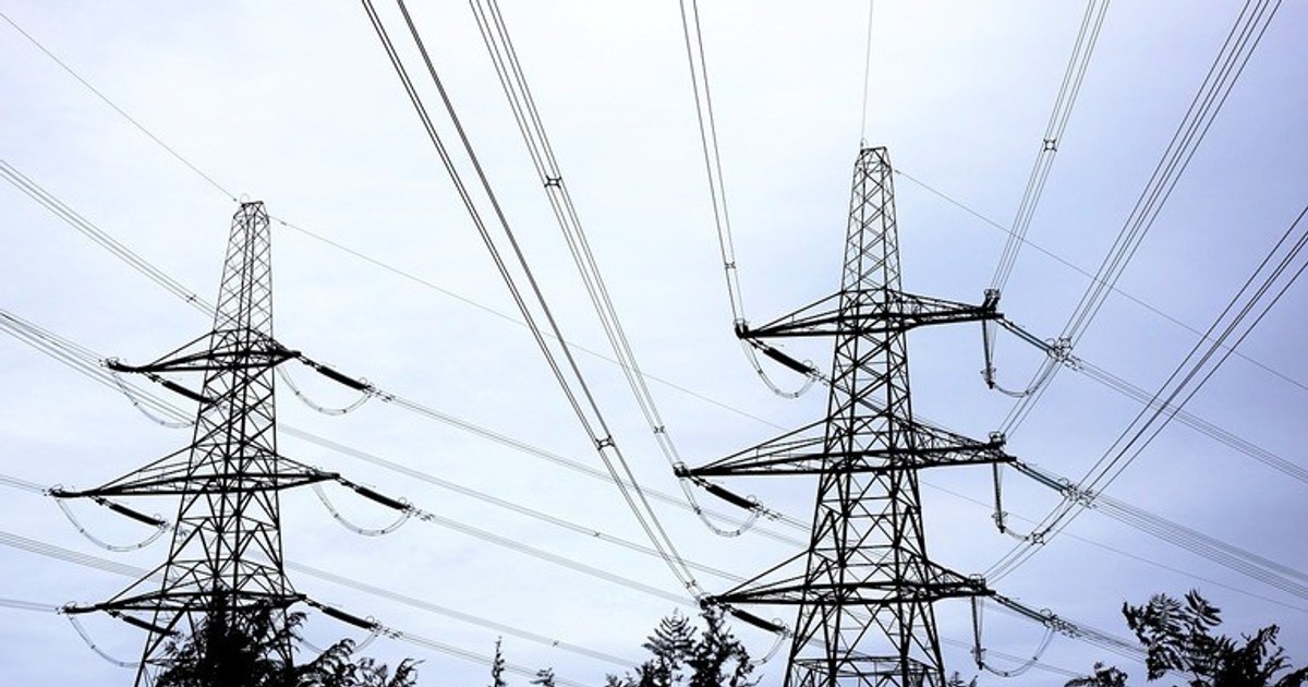 Drumuri închise şi localităţi fără energie electrică în Bacău din cauza vremii