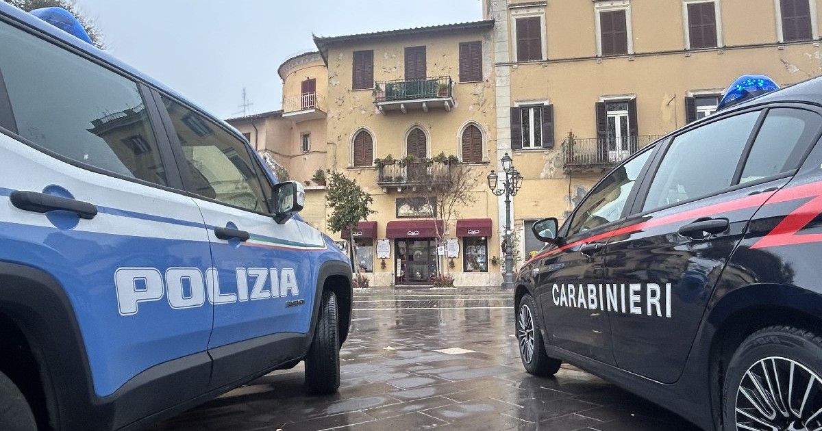Două mașini aparținând poliției italiene și carabinierilor sunt parcate una lângă alta în fața unei clădiri din Fiuggi.
