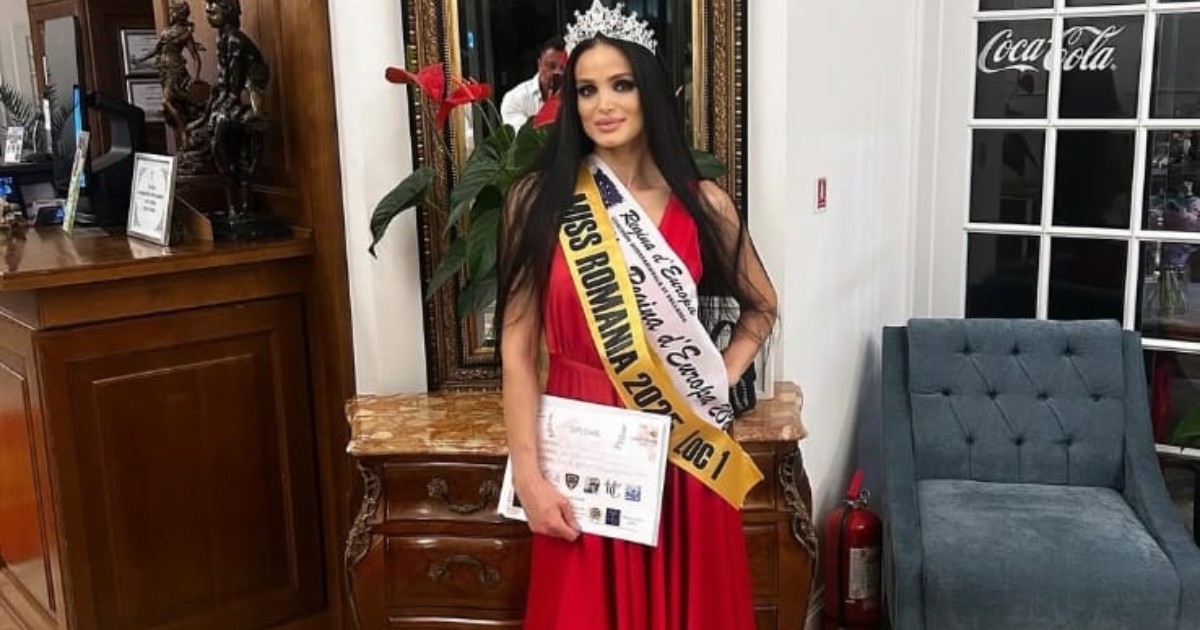În imagine este ilustrată o tânără îmbrăcată în rochie lungă roșie, care poartă o coroană pe cap