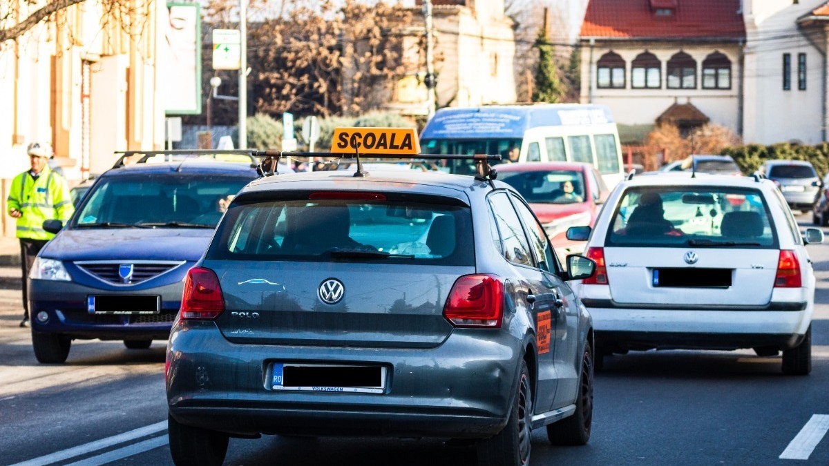 Mașina de școală pe un drum public