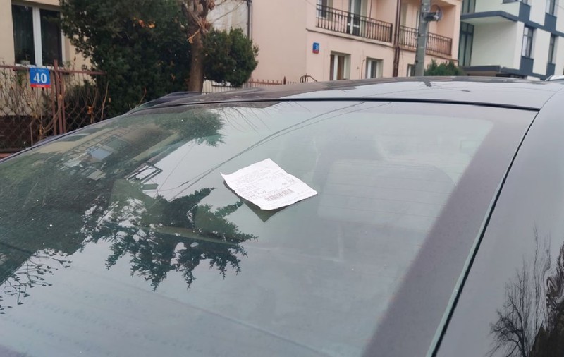 Ce este metoda „Biletul”, cel mai simplu truc al hoților de mașini. Cum să te protejezi