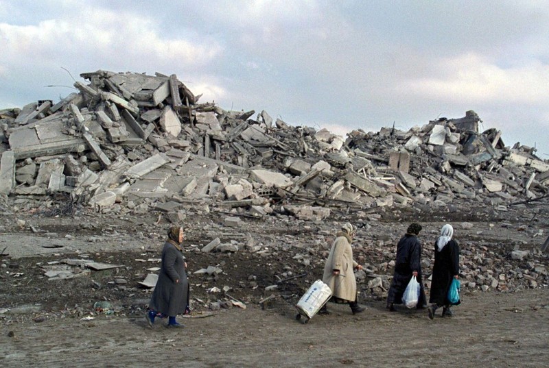 Localnice din Groznîi, prin orașul devastat, în februarie 2000 | FOTO: EPA