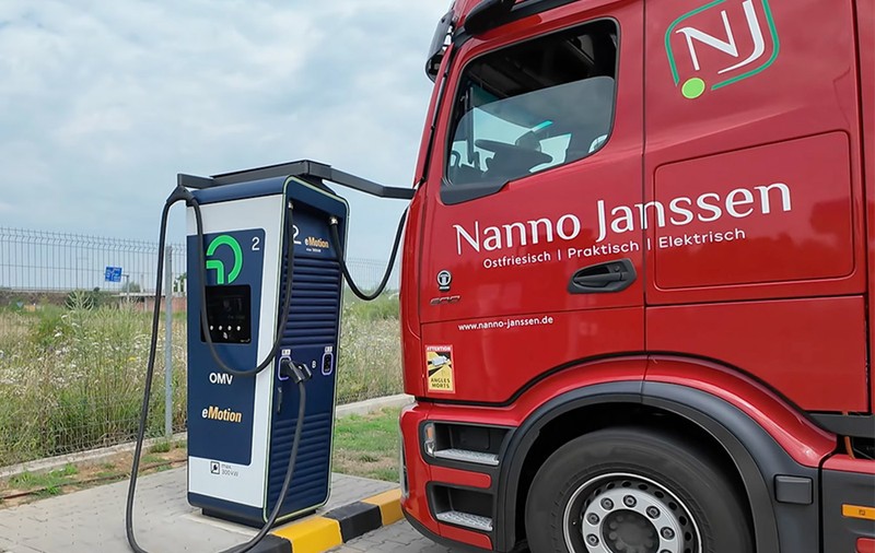 Șofer de TIR electric ajuns în România, uimit de cât a plătit pe o încărcare a bateriei camionului
