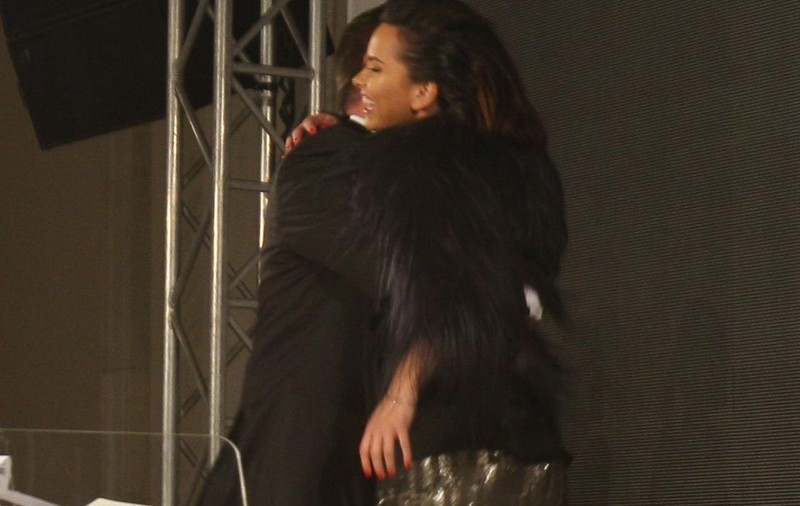 Inna, luată pe sus de un cunoscut artist de la noi | FOTO