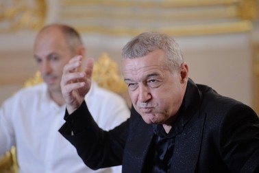 Noul antrenor al FCSB, Bogdan Andone, este prezentat oficial in cadrul unei conferinte de presa sustinuta de finantatorul echipei, Gigi Becali (in Imagine), alaturi de directorul sportiv al formatiei, Mihai Stoica, miercuri, 5 iunie 2019, in Bucuresti. ALEXANDRU DOBRE / MEDIAFAX FOTO