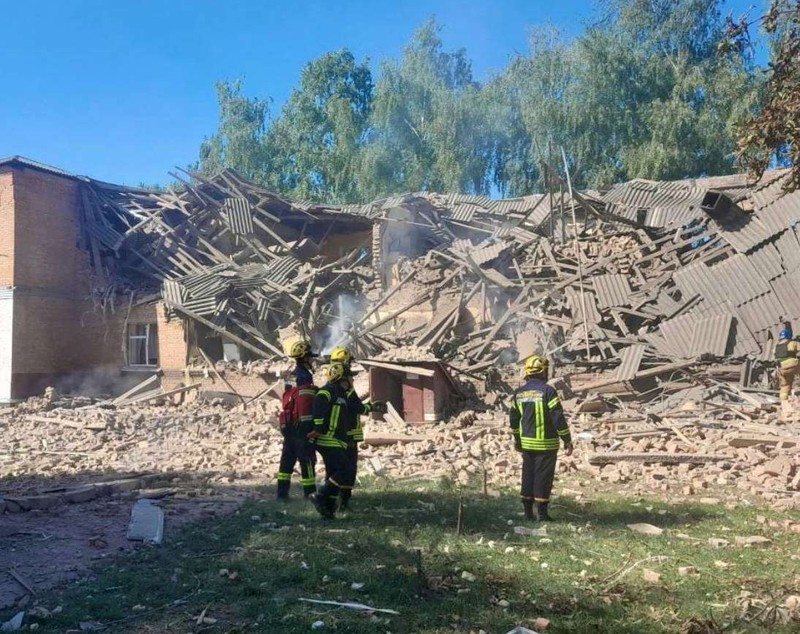 Imagini cu școala distrusă de bombardamentele rusești din regiunea Sumî: „Anul școlar nu va începe niciodată pentru unii”