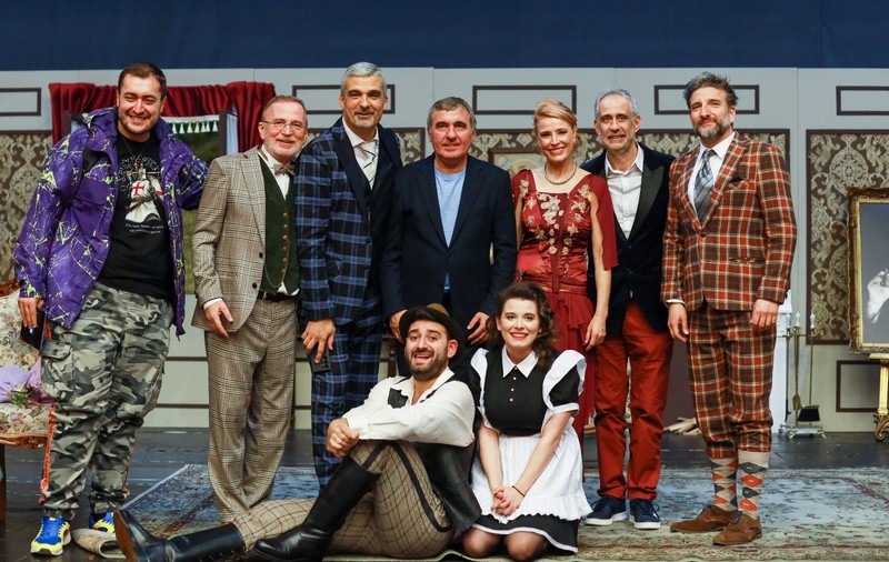 Cu ochii în lacrimi, Kira Hagi și-a îmbrățișat tatăl, la finalul premierei piesei de teatru „Sistemul Perfect”