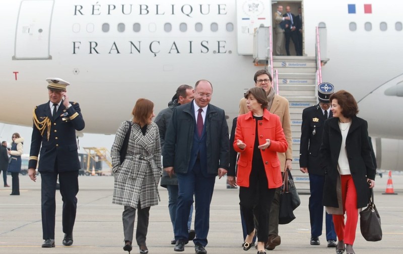 Ce a discutat ministrul Aurescu cu omologul francez la Aeroportul Otopeni, la escala lui Macron în România