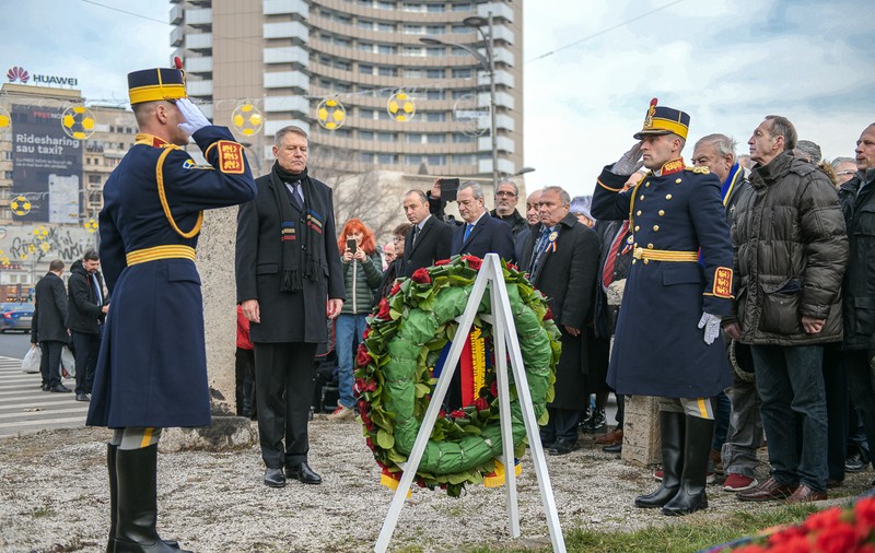 Președintele Iohannis a discutat cu foștii revoluționari la troița eroilor de la Universitate