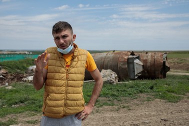Costică, 22 de ani, acuză că polițiștii l-au bătut și umilit