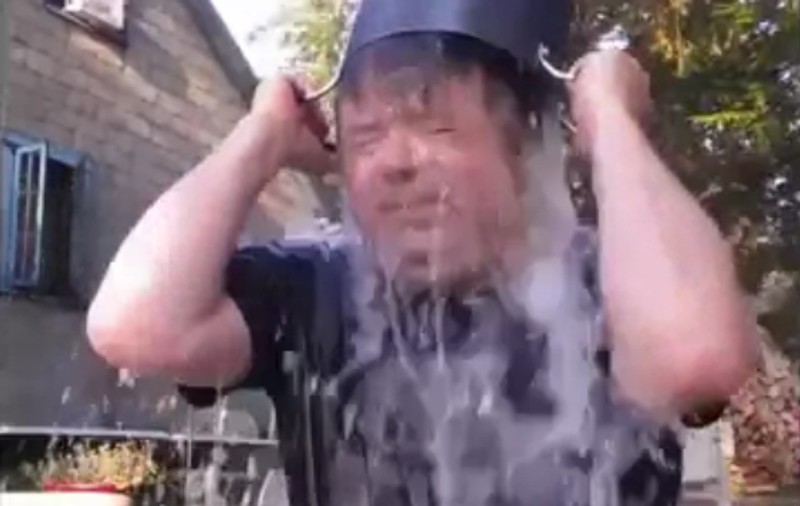 "Ice-Bucket Challenge" I-A FĂCUT SĂ URLE DE DURERE! | Ce au păţit aceşti oameni, care au încercat să facă DUŞ CU GHEAŢĂ | VIDEO