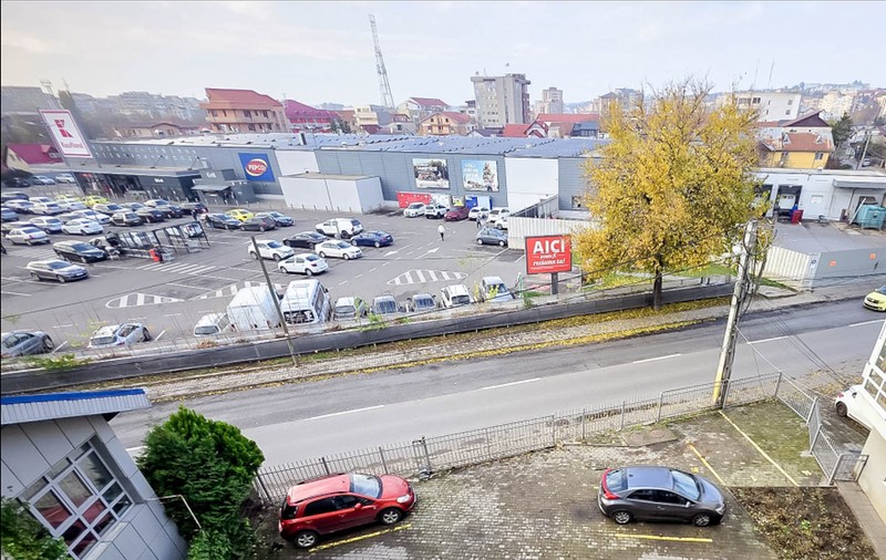 Șoferii din Iași nu-și vor mai putea lăsa mașinile peste noapte sau cu zilele în parcările Lidl și Kaufland