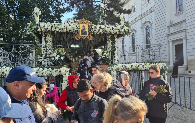 Miile de oamenii trimiși la Iași de Primăria Voluntari au dominat prima zi de pelerinaj la Sfânta Parascheva: „Vin pentru că așa simt nevoia, să mă liniștesc”