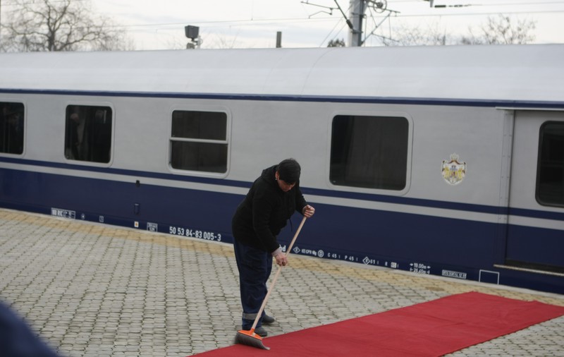 FOTO/ Pregătiri în Gările Regale în ziua funeraliilor. S-a măturat și spălat podeaua, în așteptarea sicriului cu trupul neînsuflețit al Regelui Mihai