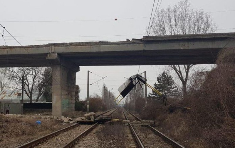 FOTO | O bucată de pod s-a prăbușit peste calea ferată. Circulaţia pe ruta Ploieşti – Buzău este blocată