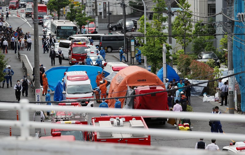 UPDATE | Elevi atacați cu cuțitul într-o stație de autobuz din Japonia. Doi oameni au murit și cel puţin 16 au fost răniți