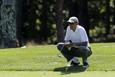 Barack Obama jucând golf în 2014. Foto: Hepta