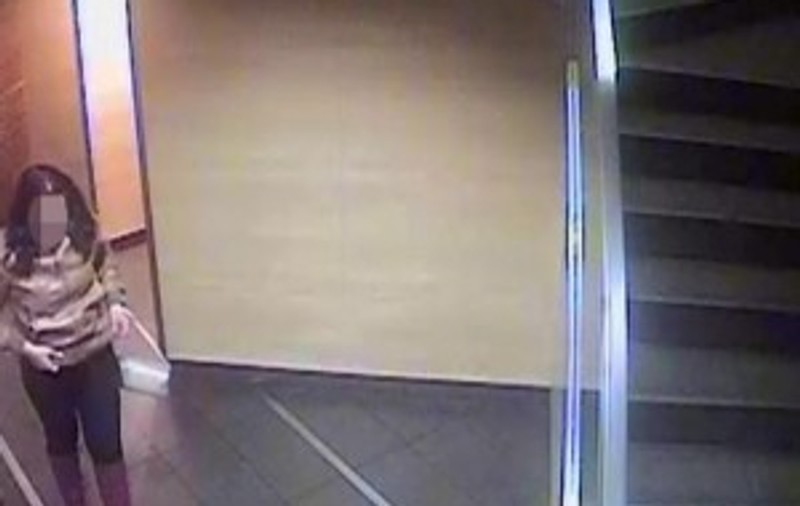 O româncă şi-a lăsat bebeluşul într-un WC dintr-un fast-food! Vezi ce i-au pregătit italienii!
