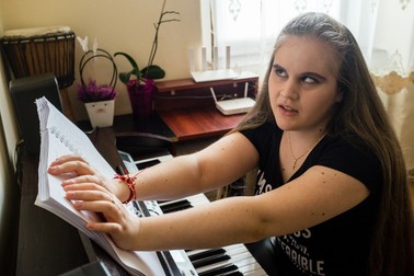 Ali citește partituri de pian în Braille | Foto Oana Brîndușe