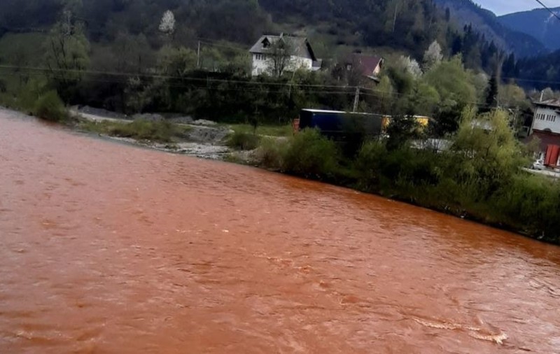 Râul Bistriţa, poluat cu ape de mină. Locuitorii din mai multe zone, avertizaţi prin mesaj Ro-Alert