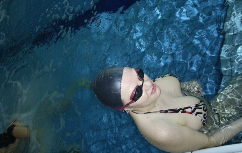 Adriana Rouge merge la piscină cu noaptea în cap 