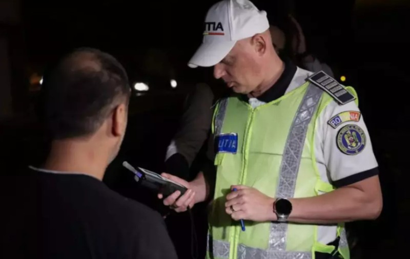 Un șofer din Hârlău i-a lăsat mască pe polițiștii de la Rutieră după ce a suflat în etilotest: „Nu, nu afișează volți!"