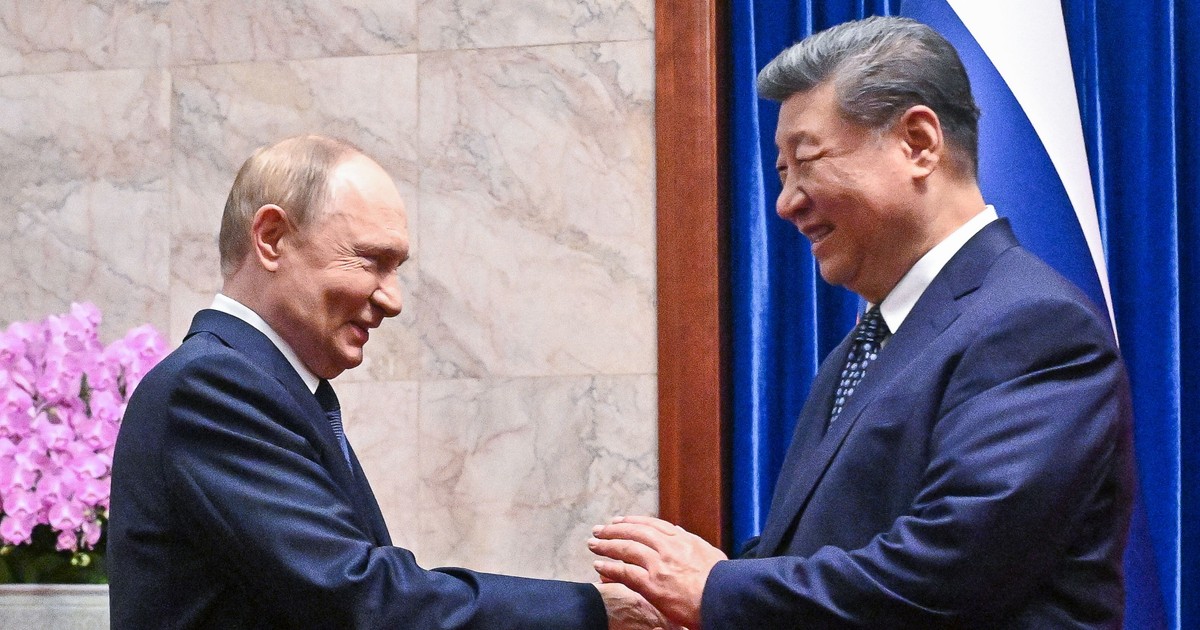 Președintele rus, Vladimir Putin se întâlnește cu președintele Chinei, Xi Jinping. Foto: Hepta