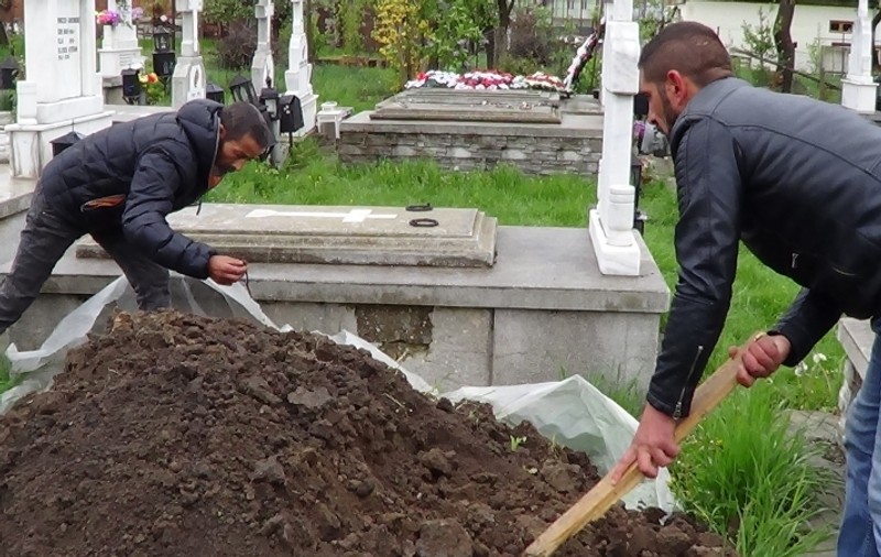 Surpriză la cimitir! O femeie din Câmpulung a găsit alt mort îngropat în locul fratelui ei